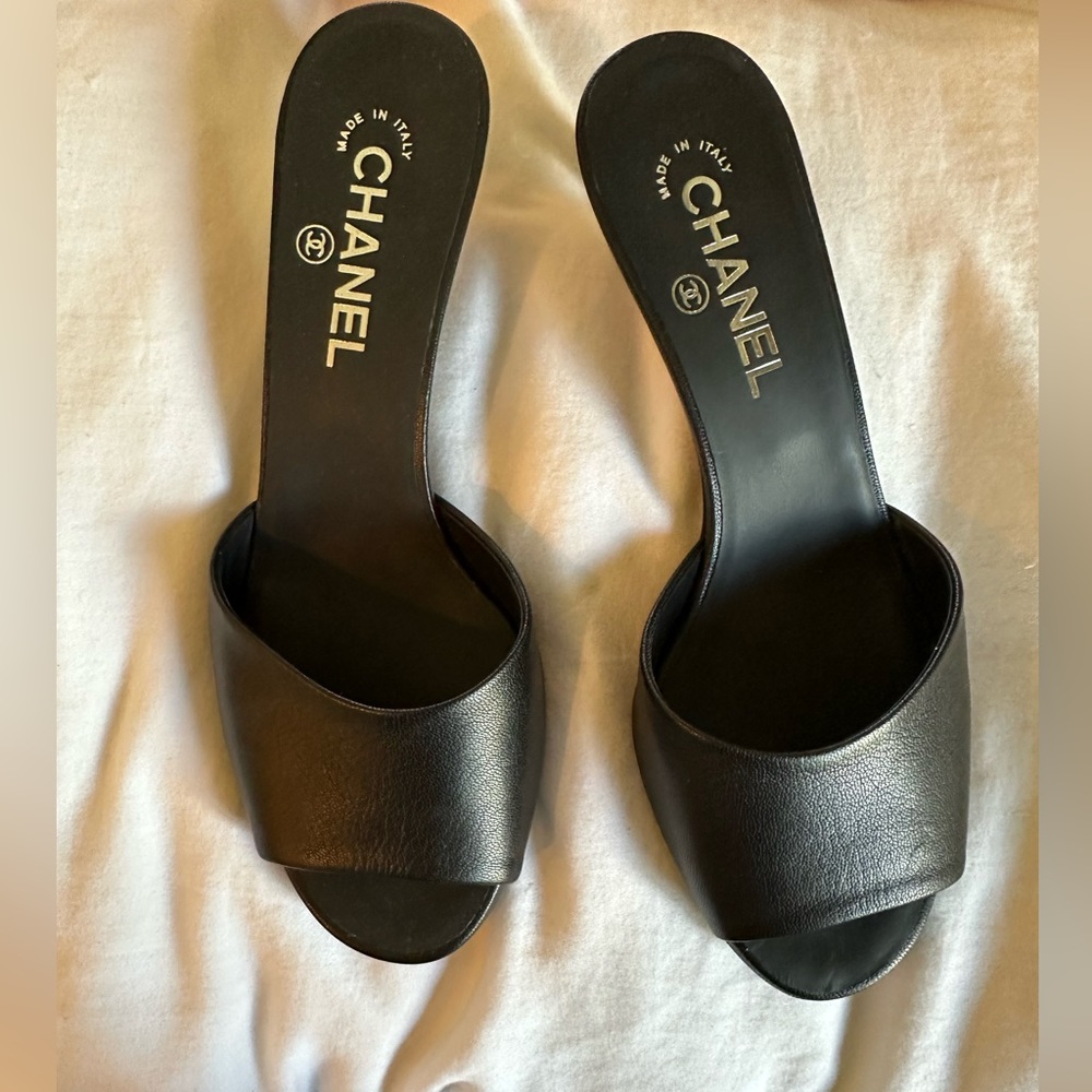 Chanel peep toe sandal with pearl 38.5